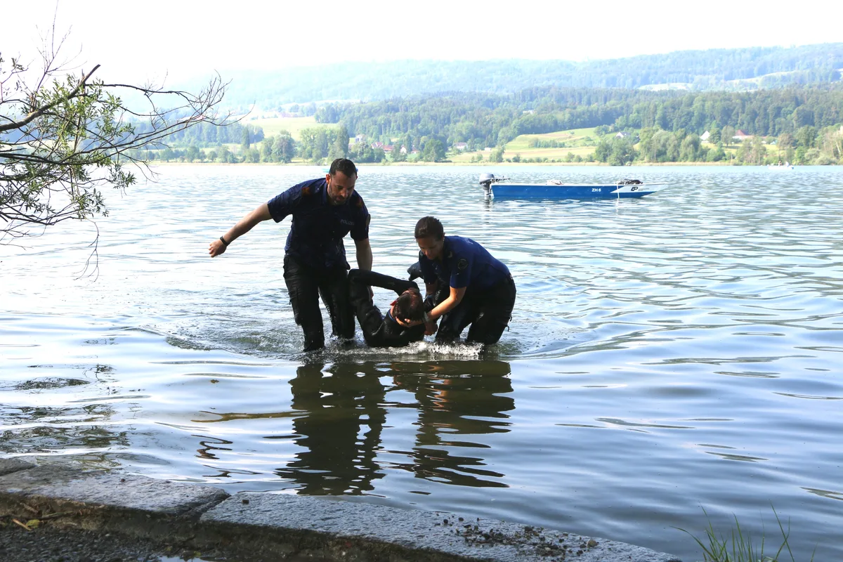 Anstrengend: Der Mann, der sich fast nicht mehr bewegen kann, wird an Land gebracht.
